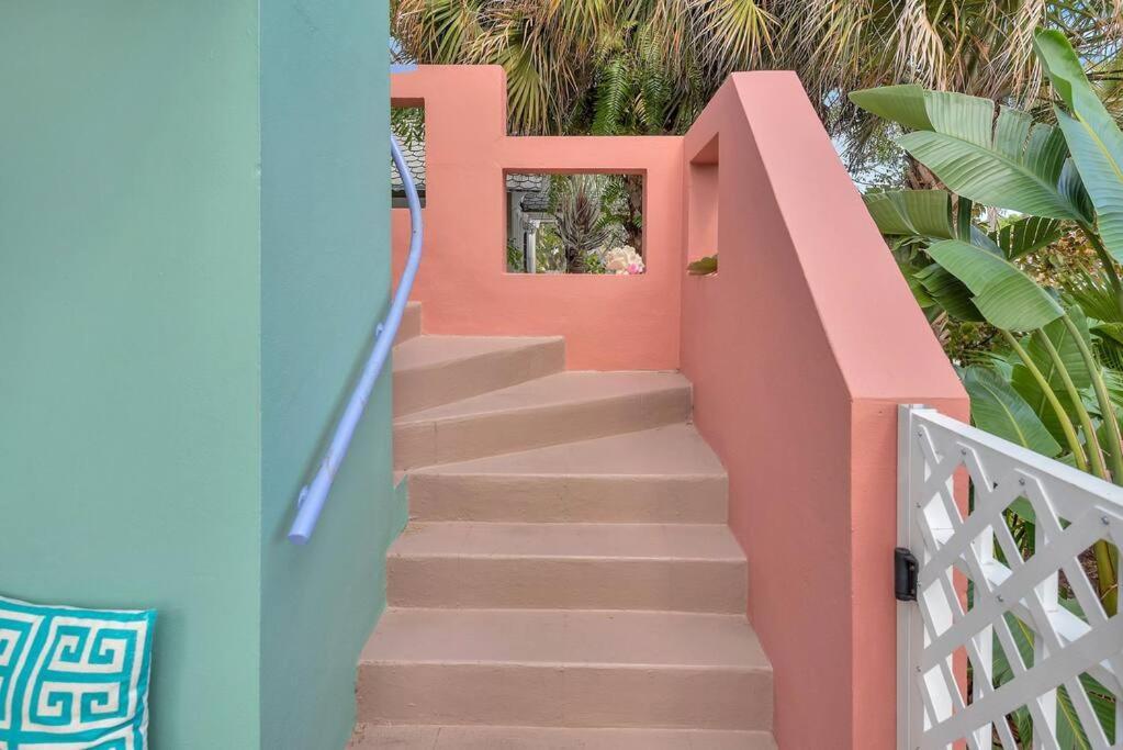 Art Deco Apt W Pool One Mile To Beach Pets Welcome Lake Worth Beach Exterior photo